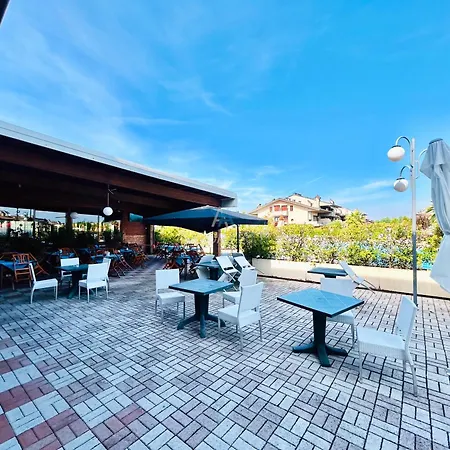 Apartment Platino - Jacuzzi Privata, Tre Piscine, Un Bar Rivoltella del Garda