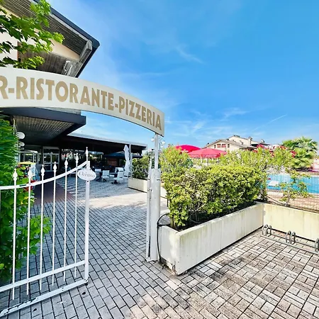 Platino - Jacuzzi Privata, Tre Piscine, Un Bar Apartment *